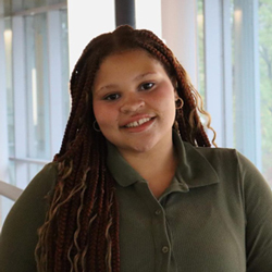 Melanie Guilderson ’27, a journalism and political science major in Commonwealth Honors College, is the 2025 recipient of the Rhonda Swan Memorial Scholarship.