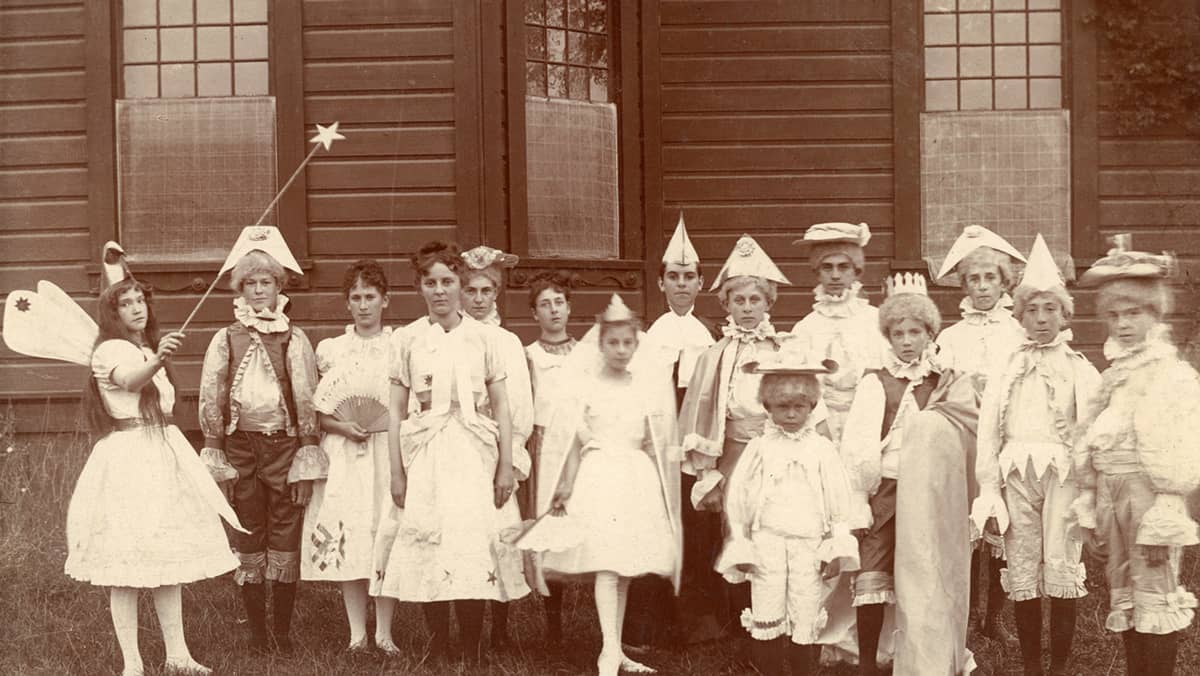 Archival photo from the Paul Reingold Collection of children in costumes